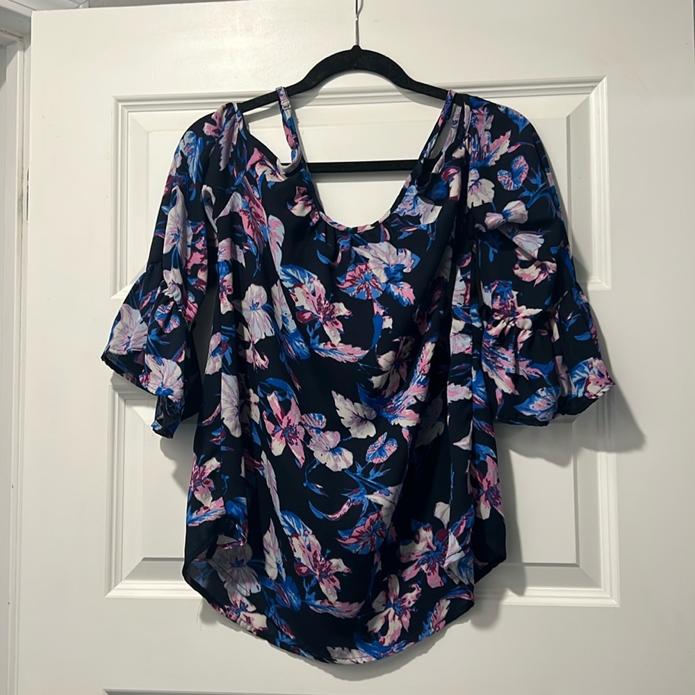 Saven sisters top with pretty florals size M